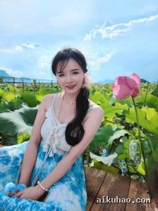 荷花旁拍照美女