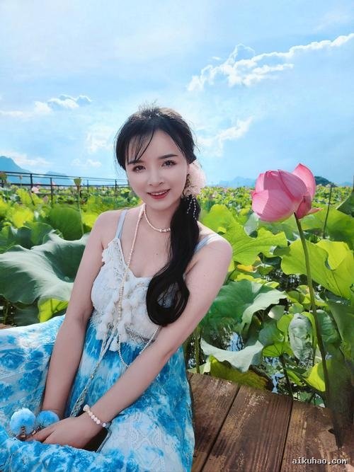荷花旁拍照美女